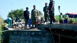 DANDIM 0810/NGANJUK TINJAU PROGRES PEMBANGUNAN JEMBATAN GARUDA DI DESA NGLUNDO