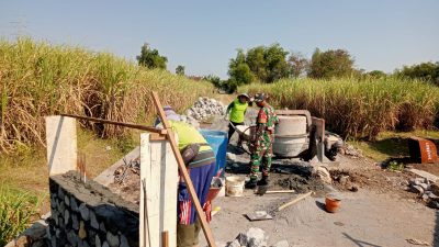 Babinsa Sukomoro Genjot Percepatan Pembangunan Jembatan Merah Putih di Desa Nglundo