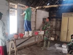 Anggota Koramil 20/Ngluyu Laksanakan Pendampingan Pembangunan Rumah Tidak Layak Huni (Rutilahu)
