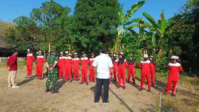 Babinsa Koramil 0810/15 Rejoso Berikan Materi Wasbang dan Pelatihan PBB kepada Siswa SMPN 1 Atap Tritik