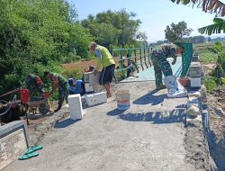 Babinsa Koramil 0810/15 Rejoso Gotong Royong Bangun Wingwall Jembatan Merah Putih, Wujud Nyata Kemanunggalan TNI dengan Rakyat