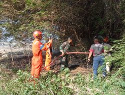 Babinsa Koramil 0810/15 Rejoso Sigap Bantu Petugas Damkar Padamkan Kebakaran Rumpun Bambu di Wilayah Binaan