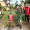 Babinsa Koptu Novi Bersama Warga Laksanakan Kerja Bakti Bersihkan Lingkungan.