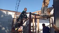 Babinsa Koramil 0810/10 Tanjunganom Gotong Royong Bedah Rumah Warga Tidak Layak Huni