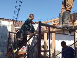 Babinsa Koramil 0810/10 Tanjunganom Gotong Royong Bedah Rumah Warga Tidak Layak Huni
