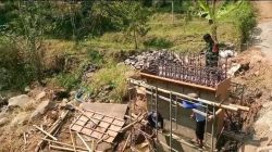 TNI Hadir di Tengah Kesulitan Rakyat,  Koramil   Sawahan Dampingi Pembangunan Jembatan Perintis Garuda