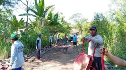 Wujud Kepedulian Babinsa Koramil 02/Bagor Gelar Karya Bakti Perbaikan jalan di Desa Bagor kulon.