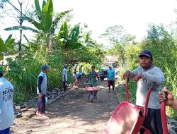 Wujud Kepedulian Babinsa Koramil 02/Bagor Gelar Karya Bakti Perbaikan jalan di Desa Bagor kulon.