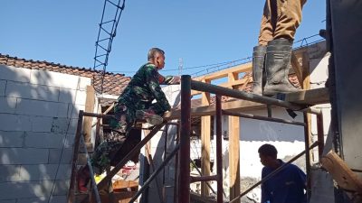 Babinsa Koramil 0810/10 Tanjunganom Gotong Royong Bedah Rumah Warga Tidak Layak Huni