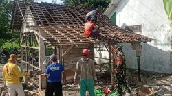Demi Rumah Layak Huni, Babinsa dan Warga Kompak Kerja Bakti Renovasi RTLH