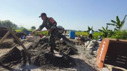 Babinsa Koramil 0810/16 Sukomoro Bersama Anggota TNI Terus Dampingi Pembangunan Jembatan Perintis Garuda di Desa Nglundo