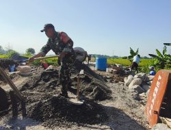 Babinsa Koramil 0810/16 Sukomoro Bersama Anggota TNI Terus Dampingi Pembangunan Jembatan Perintis Garuda di Desa Nglundo