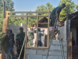 Dukung Program Karya Bakti Skala Besar, Babinsa Koramil 0810/05 Sawahan Bantu Rehab Rumah Tidak Layak Huni Milik Warga