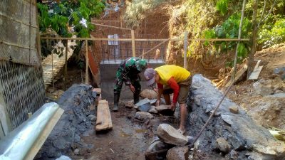 BABINSA KORAMIL 0810/18 NGETOS KAWAL PEMBANGUNAN JEMBATAN BETON PENGHUBUNG DESA