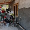 Babinsa dan Anggota Koramil 0810/16 Sukomoro Bersama sama Bantu Renovasi Rumah Warga Melalui Program Rutilahu