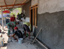 Babinsa dan Anggota Koramil 0810/16 Sukomoro Bersama sama Bantu Renovasi Rumah Warga Melalui Program Rutilahu