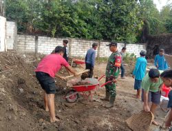 Tunjukkan Semangat gotong royong, Babinsa Dan Warga Bersihkan Lingkungan Desa