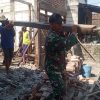 *Babinsa Koramil 0810/15 Rejoso Bahu Membahu Laksanakan Gotong Royong Bedah Rumah Milik Warga di Desa Ngangkatan.