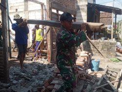 *Babinsa Koramil 0810/15 Rejoso Bahu Membahu Laksanakan Gotong Royong Bedah Rumah Milik Warga di Desa Ngangkatan.