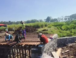 Babinsa Koramil 0810/16 Sukomoro Monitoring Pembangunan Jembatan Merah Putih di Desa Nglundo