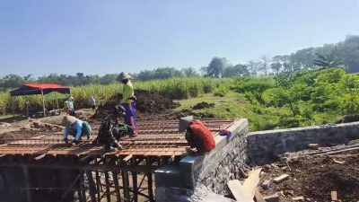 Babinsa Koramil 0810/16 Sukomoro Monitoring Pembangunan Jembatan Merah Putih di Desa Nglundo