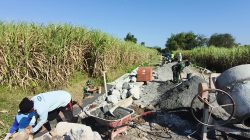 Babinsa Koramil 0810/16 Sukomoro Bersama Anggota TNI Terus Dampingi Pembangunan Jembatan Perintis Garuda di Desa Nglundo