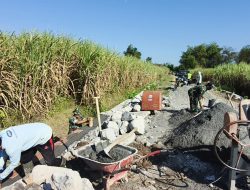 Babinsa Koramil 0810/16 Sukomoro Bersama Anggota TNI Terus Dampingi Pembangunan Jembatan Perintis Garuda di Desa Nglundo