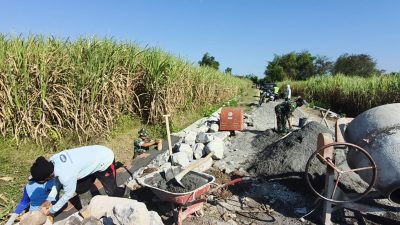 Babinsa Koramil 0810/16 Sukomoro Bersama Anggota TNI Terus Dampingi Pembangunan Jembatan Perintis Garuda di Desa Nglundo