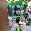 Babinsa Koramil 0810/15 Rejoso Gotong Royong Bantu Renovasi Rumah Program Rutilahu