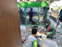 Babinsa Koramil 0810/15 Rejoso Gotong Royong Bantu Renovasi Rumah Program Rutilahu
