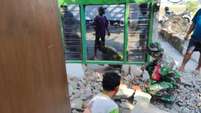 Babinsa Koramil 0810/15 Rejoso Gotong Royong Bantu Renovasi Rumah Program Rutilahu