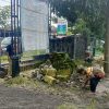 Gotong Royong Babinsa koramil 0810/02 Bersama Perangkat,Ds Sugihwaras Membantu Pembersihan di Sekitar Kantor Desa