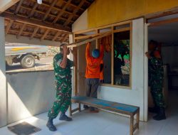 BABINSA KORAMIL 0810-05/SAWAHAN MELANJUTKAN BEDAH RUMAH TIDAK LAYAK HUNI (RTLH) DI DESA BARENG.