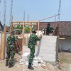 Anggota Koramil 19/Jatikalen Dampingi Pembangunan Rutilahu Milik Ibu Ninik Sudarwati, Wujud Nyata Kemanunggalan TNI dengan Rakyat