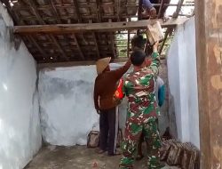 Babinsa Koramil 0810/10 Tanjunganom Gotong Royong Bantu Bangun Rumah Warga, Wujud Nyata Kemanunggalan TNI dengan Rakyat