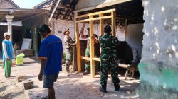 ANGGOTA KORAMIL 0810/19 JATIKALEN BANTU PELAKSANAAN BEDAH RUMAH PROGRAM BANTUAN GUBERNUR JAWA TIMUR TAHUN 2026