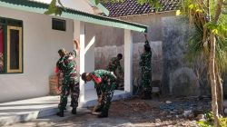 Babinsa Koramil 0810/03 Loceret Gotong Royong Bantu Pembangunan RTLH Milik Ibu Fitri Ulandari