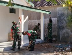 Babinsa Koramil 0810/03 Loceret Gotong Royong Bantu Pembangunan RTLH Milik Ibu Fitri Ulandari