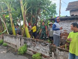 Babinsa Koramil 0810/02 Bagor Bantu Renovasi Rumah Warga, Wujud Nyata Kemanunggalan TNI dengan Rakyat