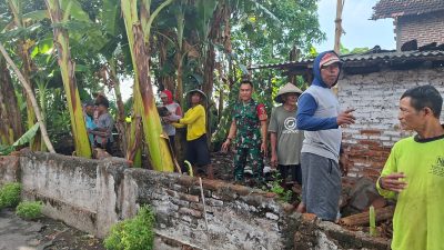 Babinsa Koramil 0810/02 Bagor Bantu Renovasi Rumah Warga, Wujud Nyata Kemanunggalan TNI dengan Rakyat