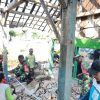 Wujud Kepedulian Terhadap Warga Binaan, Babinsa Koramil 0810/15 Rejoso Gotong Royong Perbaiki Rumah Program Rutilahu