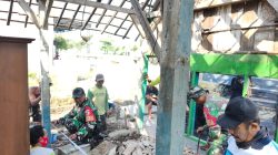 Wujud Kepedulian Terhadap Warga Binaan, Babinsa Koramil 0810/15 Rejoso Gotong Royong Perbaiki Rumah Program Rutilahu