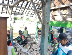 Wujud Kepedulian Terhadap Warga Binaan, Babinsa Koramil 0810/15 Rejoso Gotong Royong Perbaiki Rumah Program Rutilahu