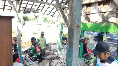 Wujud Kepedulian Terhadap Warga Binaan, Babinsa Koramil 0810/15 Rejoso Gotong Royong Perbaiki Rumah Program Rutilahu