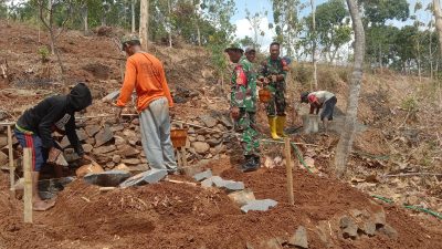 Memasuki Musim Kemarau, Babinsa Koramil 0810/18 Ngetos Pelopori Gotong Royong Bangun Bak Penampungan Air Bersih untuk Warga