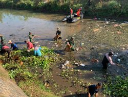 Yonif TP 933/Macan Wilis Bersama Dinas PUPR dan Warga Kelurahan Keramat Laksanakan Karya Bakti Pembersihan Sungai