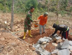Babinsa Koramil 0810/18 Ngetos Bersama Warga Bangun Bak Penampungan Air Bersih, Jaga Ketersediaan Air dari Sumber Argojali