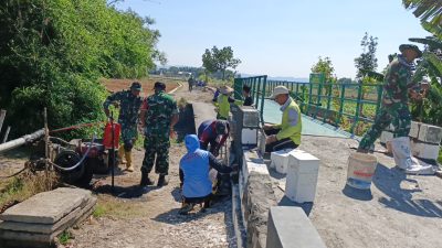 Babinsa Koramil Rejoso Bersama Warga Kebut Pembangunan Wingwall Jembatan Merah Putih