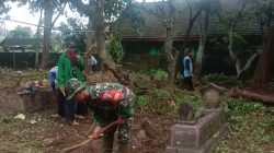 BABINSA DESA BLONGKO MELAKSANAKAN KERJA BAKTI BERSIH BERSIH TEMPAT PEMAKAMAN UMUM