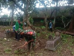 BABINSA DESA BLONGKO MELAKSANAKAN KERJA BAKTI BERSIH BERSIH TEMPAT PEMAKAMAN UMUM